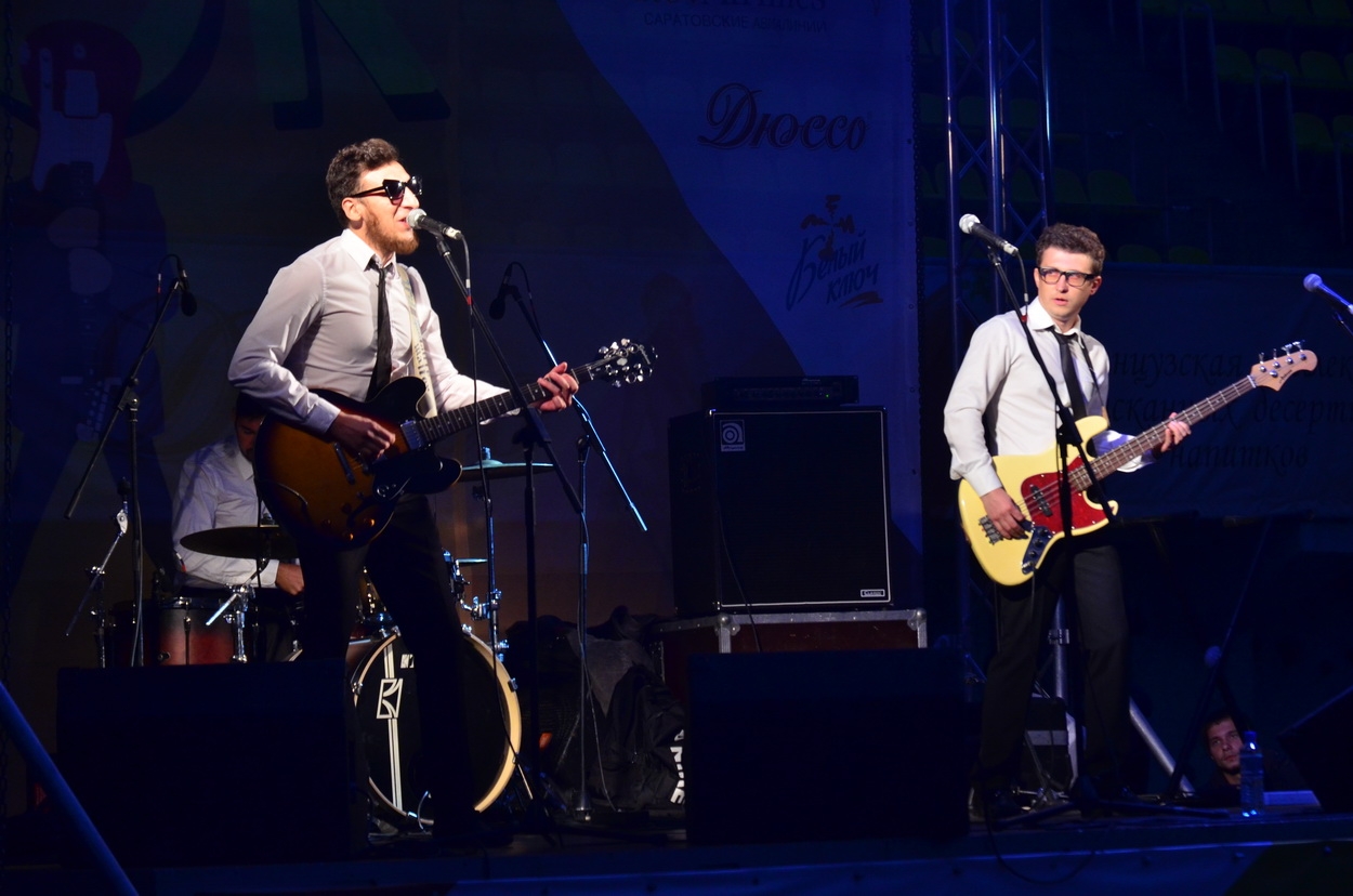 Музыкальный фестиваль "Pesok Cover Fest 2" в Саратове собрал
стадион зрителей